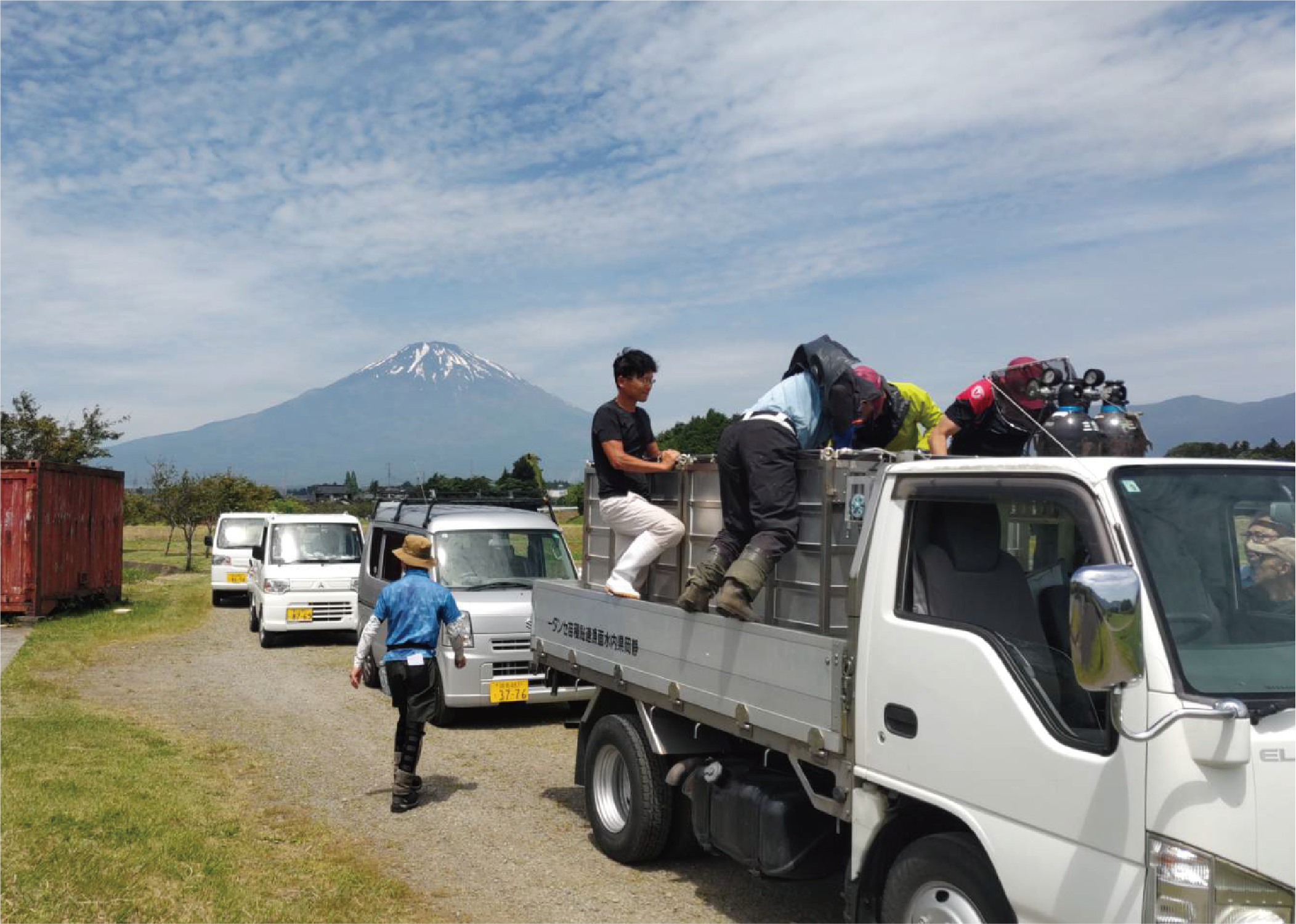 あまごの稚魚が川に向けて運ばれる様子